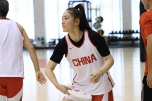 特别的热身方式！中国女篮用飞盘热身 兼顾预判/反应/专注/协作-zi
