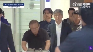 凌晨四点抵达韩国的洪明甫教练，依然躲不过球迷的怒吼声。-v1