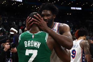 从恩怨局变队友了！杰伦·布朗此前曾多次表示恩比德喜欢假摔