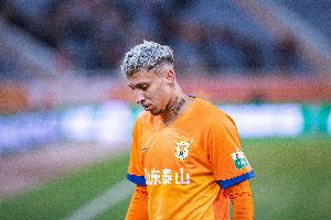 记者：克雷桑、阿尔瓦罗未随队前往北京，泰山队仍是三外援配置