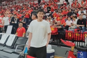 现场支持！郭艾伦来到现场观战中国男篮VS日本男篮-hz