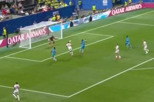 遭神扑！贝林禁区内近距离头球抢点，被民主刚果门将单掌扑出